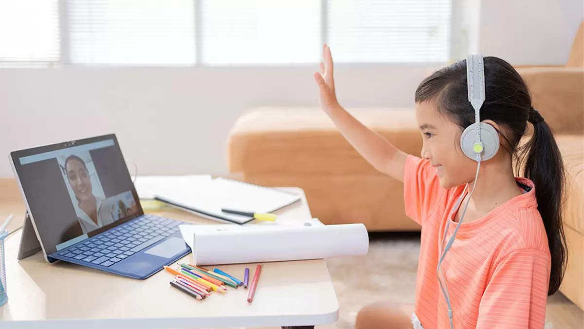 8/ Trẻ bắt đầu với những từ đơn giản nhất Trẻ mẫu gi&aacute;o mới bắt đầu l&agrave;m quen với tiếng Anh n&ecirc;n cha mẹ cần bắt đầu với những từ đơn giản, dễ nhớ. C&aacute;c từ đơn giản thường l&agrave; những từ ngắn, c&oacute; nghĩa r&otilde; r&agrave;ng v&agrave; li&ecirc;n quan đến cuộc sống h&agrave;ng ng&agrave;y của trẻ.  Cha mẹ c&oacute; thể gi&uacute;p trẻ học từ vựng đơn giản bằng c&aacute;ch:  Lặp lại c&aacute;c từ thường xuy&ecirc;n: Lặp lại c&aacute;c từ thường xuy&ecirc;n sẽ gi&uacute;p trẻ ghi nhớ l&acirc;u hơn. Sử dụng c&aacute;c c&acirc;u ngắn: Sử dụng c&aacute;c c&acirc;u ngắn sẽ gi&uacute;p trẻ dễ hiểu v&agrave; ghi nhớ từ vựng. Kết hợp với c&aacute;c hoạt động: Kết hợp học từ vựng với c&aacute;c hoạt động vui chơi sẽ gi&uacute;p trẻ học một c&aacute;ch hứng th&uacute; v&agrave; hiệu quả. 9/ Tạo sự kết nối với cuộc sống xung quanh Để trẻ ghi nhớ từ vựng l&acirc;u hơn, cha mẹ cần gi&uacute;p trẻ kết nối c&aacute;c từ vựng với cuộc sống h&agrave;ng ng&agrave;y. Khi trẻ thấy c&aacute;c từ vựng trong thực tế, trẻ sẽ dễ d&agrave;ng ghi nhớ hơn.  Cha mẹ c&oacute; thể gi&uacute;p trẻ kết nối từ vựng với cuộc sống h&agrave;ng ng&agrave;y bằng c&aacute;ch:  Sử dụng c&aacute;c từ vựng trong c&aacute;c t&igrave;nh huống thực tế: Khi trẻ chơi, ăn uống, đi dạo,&hellip; cha mẹ c&oacute; thể sử dụng c&aacute;c từ vựng m&agrave; trẻ đ&atilde; học. Kể chuyện cho trẻ nghe: Khi kể chuyện cho trẻ nghe, cha mẹ c&oacute; thể sử dụng c&aacute;c từ vựng m&agrave; trẻ đ&atilde; học. Cho trẻ xem phim hoạt h&igrave;nh: Khi xem phim hoạt h&igrave;nh, cha mẹ c&oacute; thể hướng dẫn trẻ ch&uacute; &yacute; đến c&aacute;c từ vựng m&agrave; trẻ đ&atilde; học. Xem th&ecirc;m: Mẫu c&acirc;u, đoạn hội thoại giới thiệu bản th&acirc;n bằng Tiếng Anh cho trẻ em  10/ Cho trẻ cơ hội được thể hiện Ba mẹ đ&ocirc;i l&uacute;c h&atilde;y thử giả vờ qu&ecirc;n v&agrave; hỏi rằng: &ldquo;M&oacute;n đồ n&agrave;y trong Tiếng Anh l&agrave; g&igrave; nhỉ?&rdquo; Bởi v&igrave;, b&eacute; lu&ocirc;n muốn thể hiện bản th&acirc;n với mọi người xung quanh n&ecirc;n ra sức nhớ lại để thể hiện cho bố mẹ thấy, v&agrave; nhận lời khen.  Để tăng t&iacute;nh hiệu quả, bạn cần kết hợp với sự khen ngợi, trẻ mong muốn nhận được lời khen từ cha mẹ. Để trẻ hứng th&uacute; học tiếng Anh, cần cho trẻ cảm nhận được sự tiến bộ của bản th&acirc;n. Sự kh&iacute;ch lệ, động vi&ecirc;n của cha mẹ, người th&acirc;n sẽ gi&uacute;p trẻ tự tin v&agrave; c&oacute; động lực học tập. Đặc biệt, trong giai đoạn đầu, cha mẹ cần ch&uacute; &yacute; khen ngợi trẻ ngay cả những th&agrave;nh t&iacute;ch nhỏ.